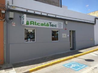 Nuestro establecimiento, AlcalaTec Informática, en calle Martín Alonso Pinzón, en el Campo de las Beatas; junto a "Bar Tomás".