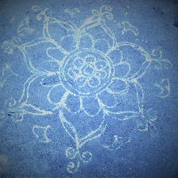 kolam (dibujo en el suelo en la india) teñido de azul