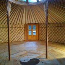 El centro de acupuntura es una yurta en la tranquilidad de un bosque