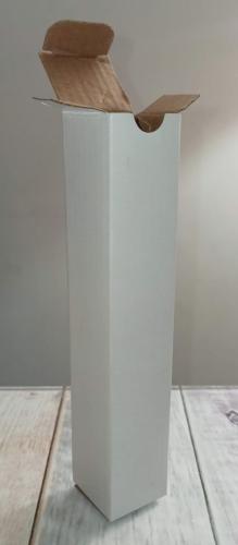 Caja blanca de 34x34 mm de base y 180mm de altura
