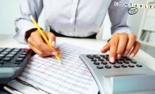 Persona fent càlculs amb unaa calculadora