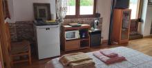 Mini cocina, placa inducción, nevera, cafetera, microondas, cubiertos, vagilla, batería cocina.