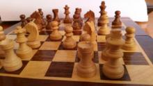 Tablero de ajedrez con piezas de madera